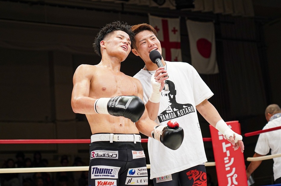 試合後は山田ツインズで挨拶（撮影・須山杏）