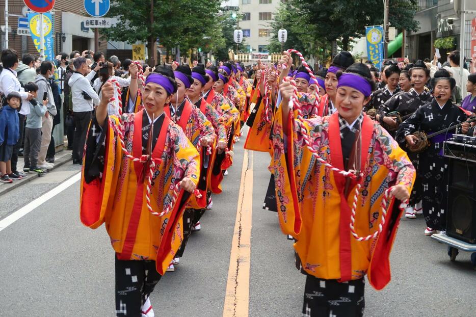 街道をにぎわせたジュリ馬行列＝20日、神奈川県川崎市