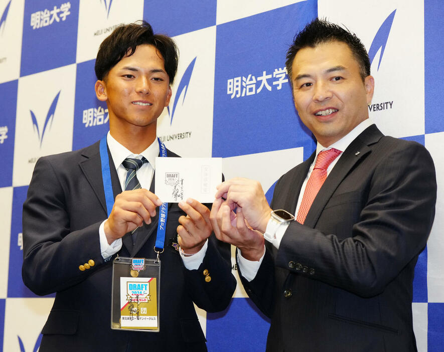 楽天森井球団社長（右）と写真に納まる明大・宗山（撮影・江口和貴）