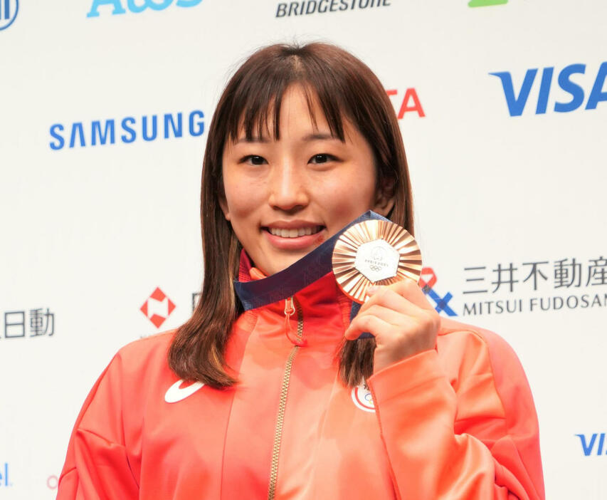 メダリスト会見に出席したレスリング女子50キロ級の須崎優衣（2024年8月8日撮影）