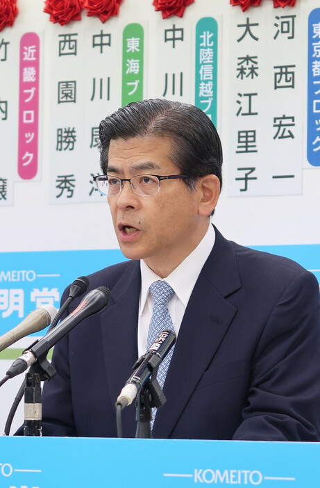 公明党の石井啓一代表は２８日、衆院選での落選を受け、代表を近く辞任する方向で調整に入った。早ければ３１日の党会合で表明する。石井氏は９月に就任したばかりで、異例の短い任期となる＝東京都新宿区