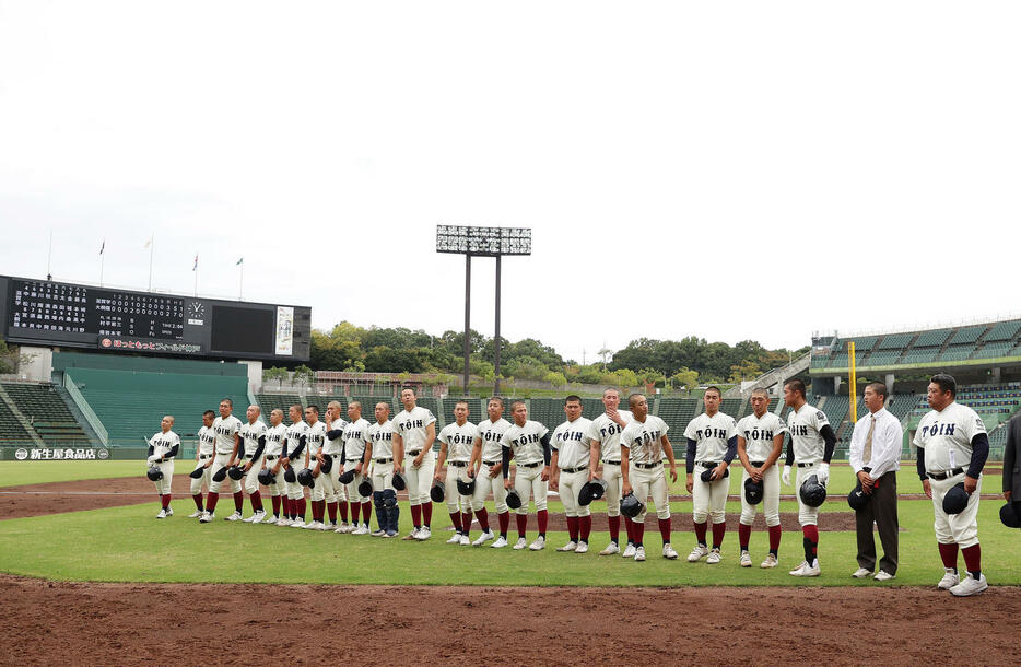 滋賀学園対大阪桐蔭　滋賀学園に敗れ、応援団にあいさつする大阪桐蔭ナイン（撮影・前田充）