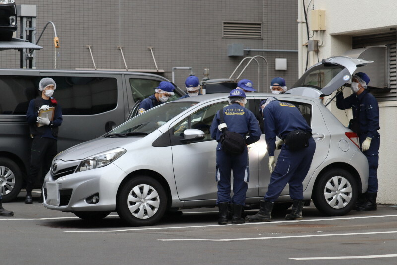 千葉県市川市の強盗致傷事件で逮捕された高梨謙吾容疑者が乗っていたレンタカーの鑑識作業をする捜査員＝同市で2024年10月23日午前9時52分、林帆南撮影