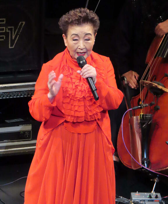 歌手60周年記念パーティーを行った加藤登紀子