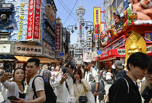 外国人観光客らでにぎわう通天閣周辺（５月２日、大阪市浪速区で）＝前田尚紀撮影