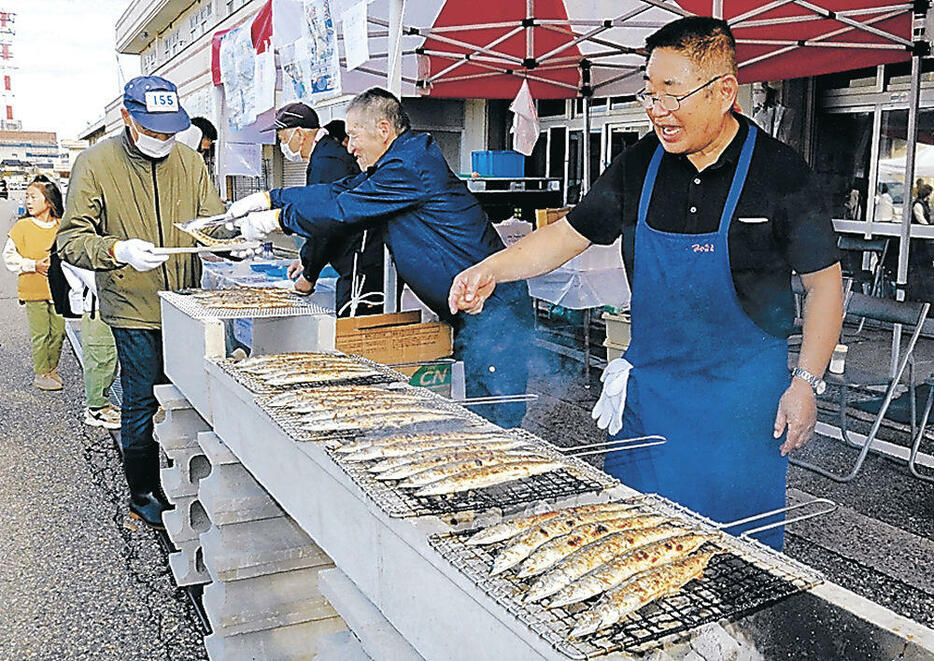 人気を集めたサンマの塩焼き=金沢市中央卸売市場