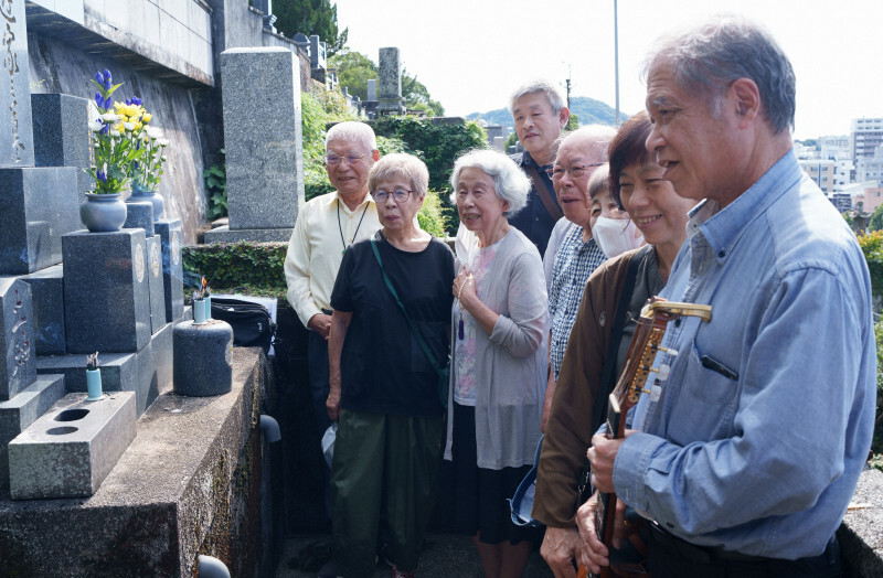 核兵器廃絶を訴えた渡辺千恵子さんの墓前にノーベル平和賞受賞決定を報告した長崎原爆被災者協議会の田中重光会長（右から4人目）や長野靖男監事（左端）ら＝長崎市で2024年10月12日午後2時7分、吉田航太撮影