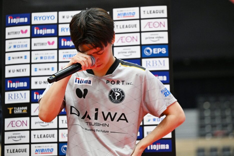 写真：涙する吉田雅己（金沢ポート）/写真：T.LEAGUE/アフロスポーツ