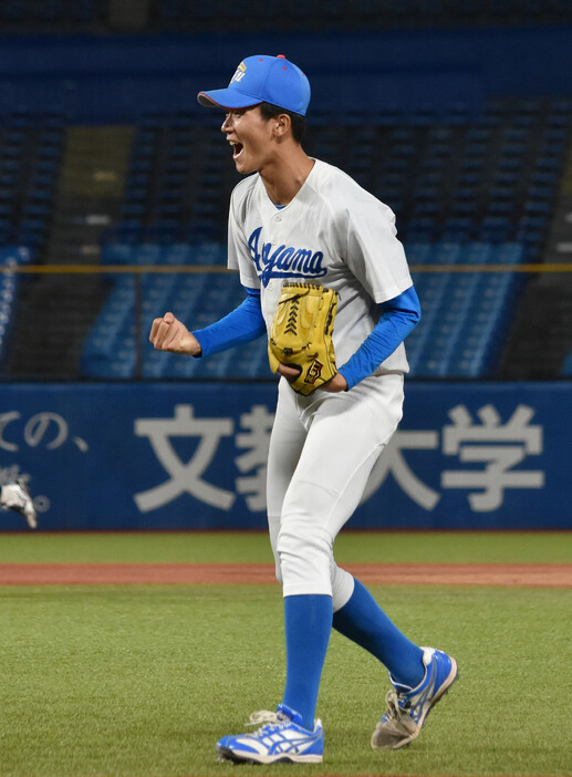 東都大学野球秋季リーグ戦第５週第１日は２２日、神宮球場で１回戦３試合が行われ、青学大が中大に延長１０回タイブレークの末に１―０で先勝した。写真は勝利し、ガッツポーズする青学大の鈴木。