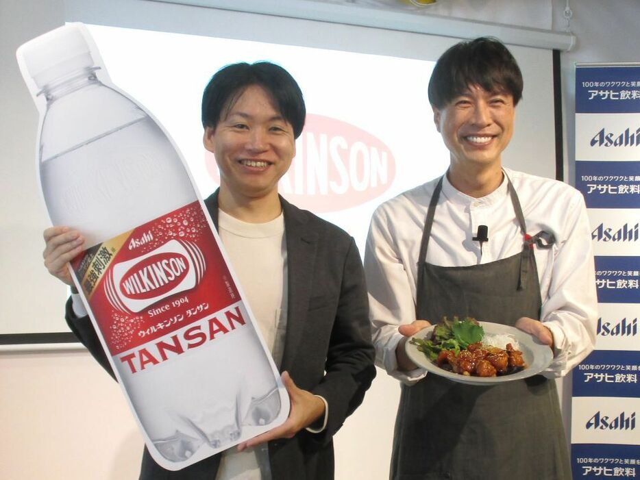 左からアサヒ飲料の香山宏氏、料理家のコウケンテツさん