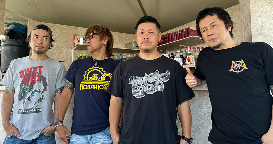 Ken Yokoyama：左から南英紀（Gt）、Jun Gray（Ba）、松本”EKKUN”英二（Dr）、横山健（Gt＆Vo）