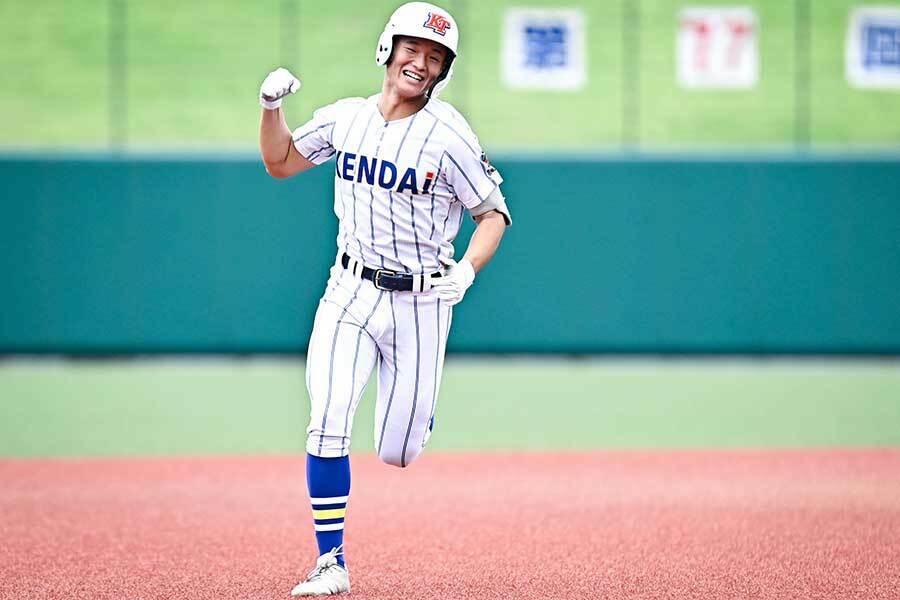 3回の第2打席で左翼へのホームランを放った健大高崎・秋山潤琉【写真：中戸川知世】