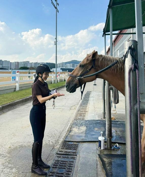 アン・シネと愛馬、仲よし2ショット【写真：アン・シネのInstagram（@shinaeahn）より】