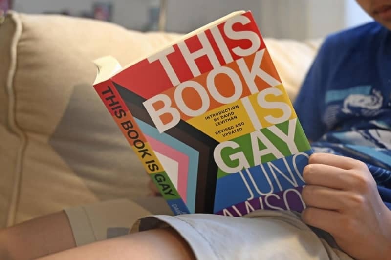 米フロリダ州などで「禁書」となった「ＴＨＩＳ　ＢＯＯＫ　ＩＳ　ＧＡＹ」＝２０２４年８月、ワシントン近郊（共同）