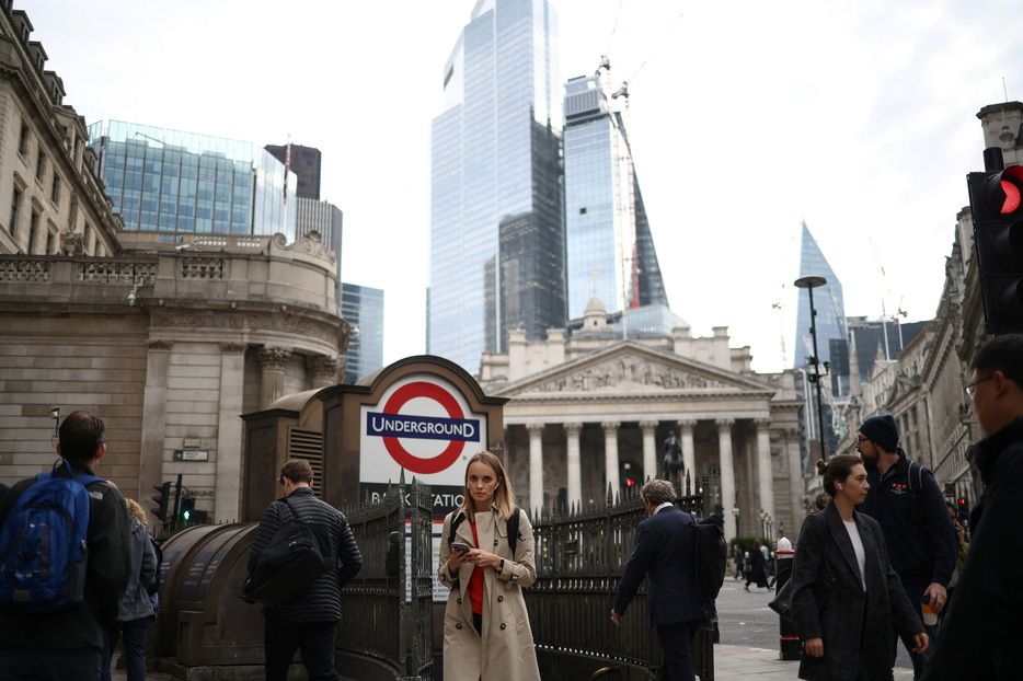 英鉄道運転士労働組合（ＡＳＬＥＦ）は１６日、ロンドン地下鉄の運転士を含む職員が、賃金と労働条件を巡り来月にストライキを計画していると明らかにした。写真は２０２２年１０月、ロンドンで撮影（２０２４年　ロイター/Henry Nicholls）