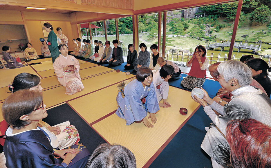 月にちなんだ表千家祥和会の茶席で一服する参加者＝金沢城公園の玉泉庵