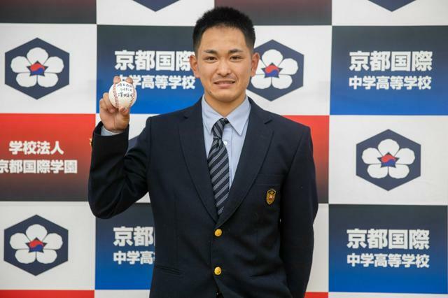 西武から育成5位指名を受けた京都国際の沢田遥斗選手（3年）=2024年10月24日午後8時46分、京都市東山区、木子慎太郎撮影