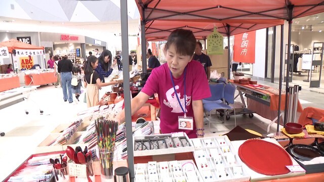 ご主人が作った輪島塗の箸などを売る鮓井さん