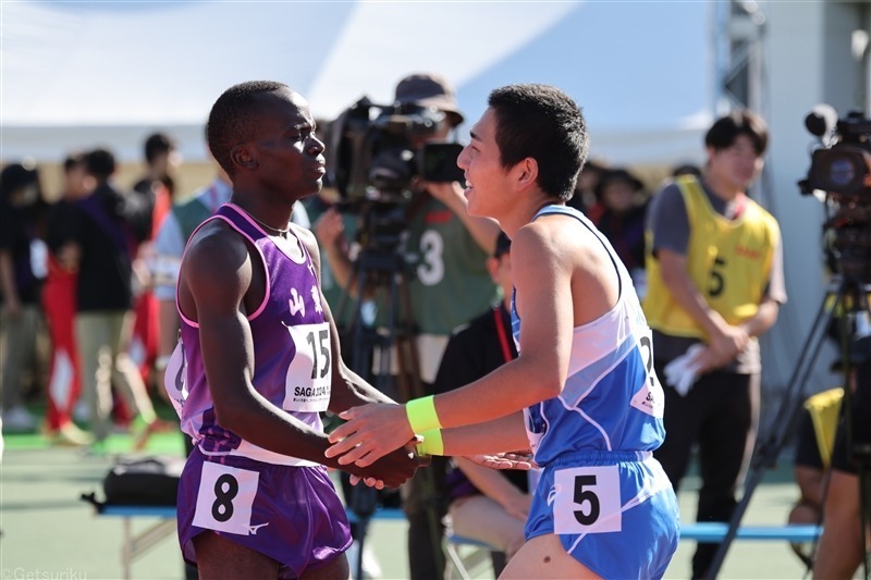 佐賀国スポ少年男子共通800mで優勝したムティアニ（山梨・山梨学院高）と落合（滋賀・滋賀学園）