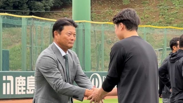 坂本勇人選手と握手する橋上秀樹コーチ