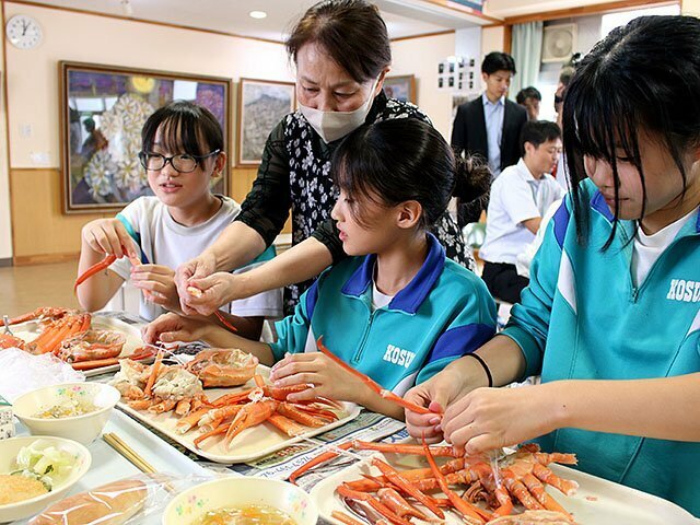 給食に出されたベニズワイガニの身を取り出す小杉小の児童たち