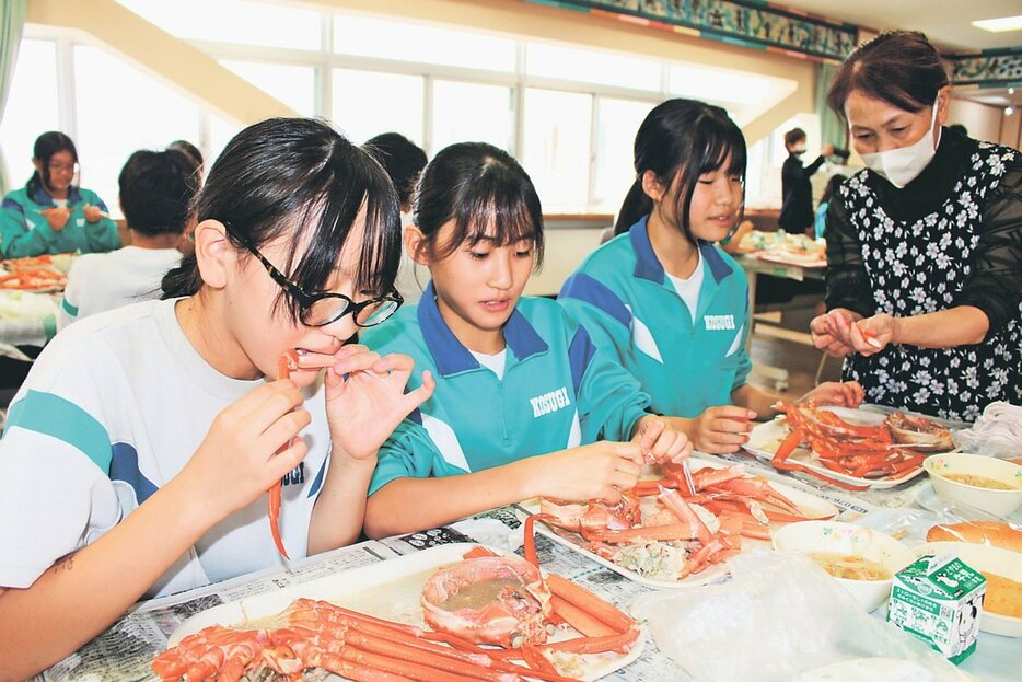 給食に出されたベニズワイガニを味わう小杉小の児童たち