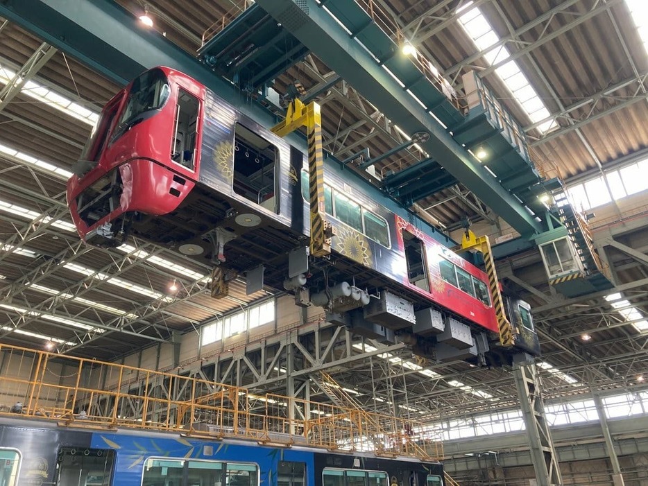 電車を持ち上げる作業の見学など、普段はできない体験も（提供：西日本鉄道）