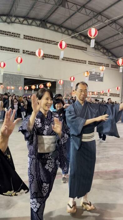 浴衣を着て盆踊りを楽しむ清水享サンパウロ総領事夫妻