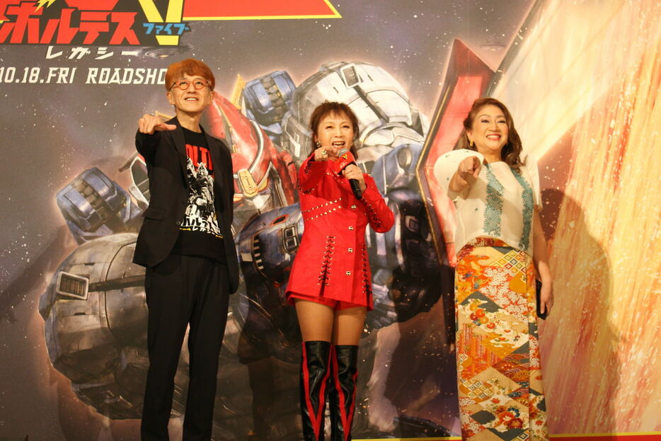 左から白倉伸一郎、堀江美都子、ミレーン・J・ガルシア＝アルバノ（C）TOEI Co. Ltd, Telesuccess All Rights Reserved