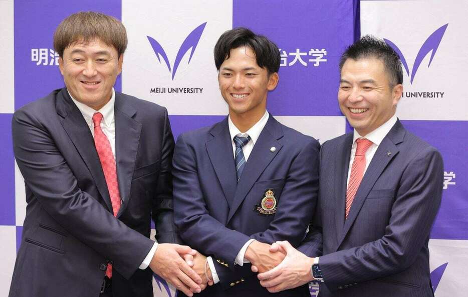 ドラフトで1位指名した楽天の石井一久SD（左）、森井誠之代表取締役社長（右）と記念写真におさまる明大・宗山塁