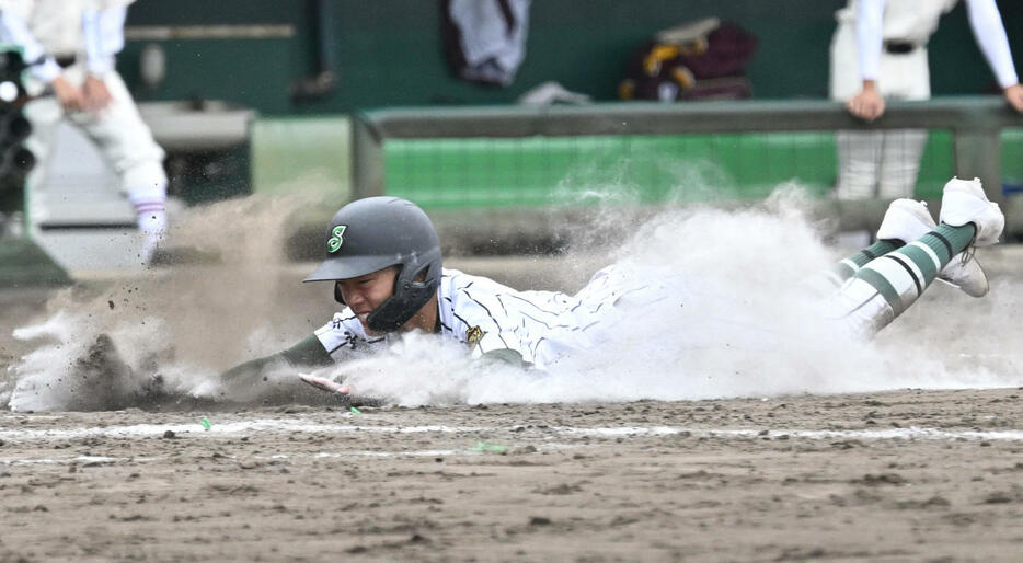 高校野球関東大会　つくば秀英対拓大紅陵　4回表つくば秀英1死一塁、吉田の勝ち越し適時2塁打で本塁にヘッドスライディングで生還する石井（撮影・千葉一成）