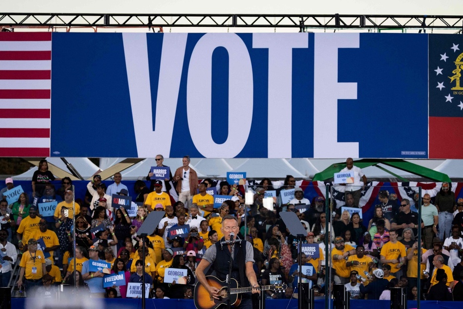 民主党候補カマラ・ハリス副大統領の選挙集会に登場した歌手のブルース・スプリングスティーンさん。米ジョージア州クラークストンで（2024年10月24日撮影）。【翻訳編集】 AFPBB News