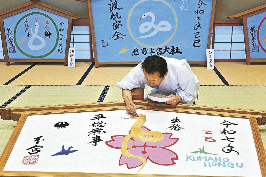 神門に掲げる来年の干支の大絵馬を仕上げる九鬼家隆宮司（２３日、和歌山県田辺市本宮町で）