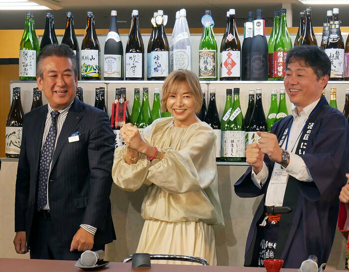 昼に日本酒を飲むのが好きという山口智子さん（中央）も応援