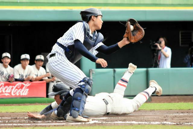 東洋大姫路―大阪学院大　六回表1死三塁、東洋大姫路・渡辺裕のスクイズで白鳥が生還。捕手樋爪=ほっともっとフィールド神戸、黒田陸離撮影