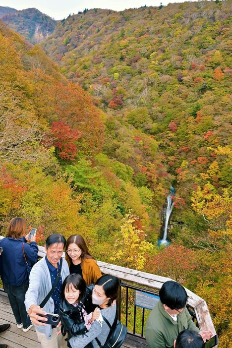 駒止の滝の周辺を彩る紅葉＝26日午前10時５分、那須町湯本、河野光吉撮影