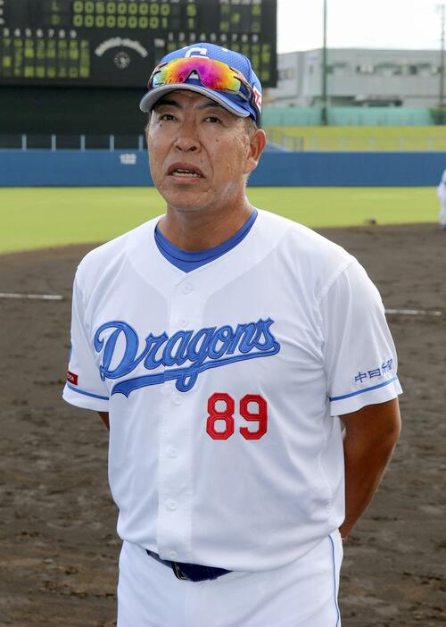 取材に応じる中日の井上2軍監督＝宮崎県日南市