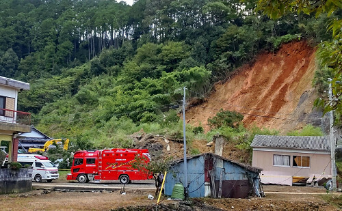 住宅を巻き込んだ土砂崩れの現場（２３日午後４時５８分、宮崎県延岡市で）