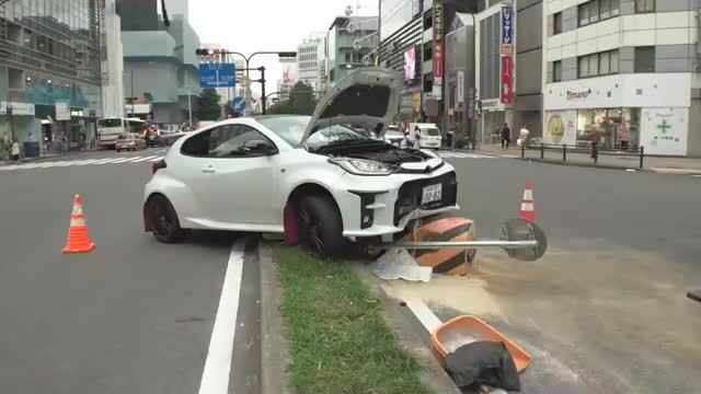 中央分離帯に突っ込んだ乗用車（名古屋・中区錦 22日午後3時半ごろ）