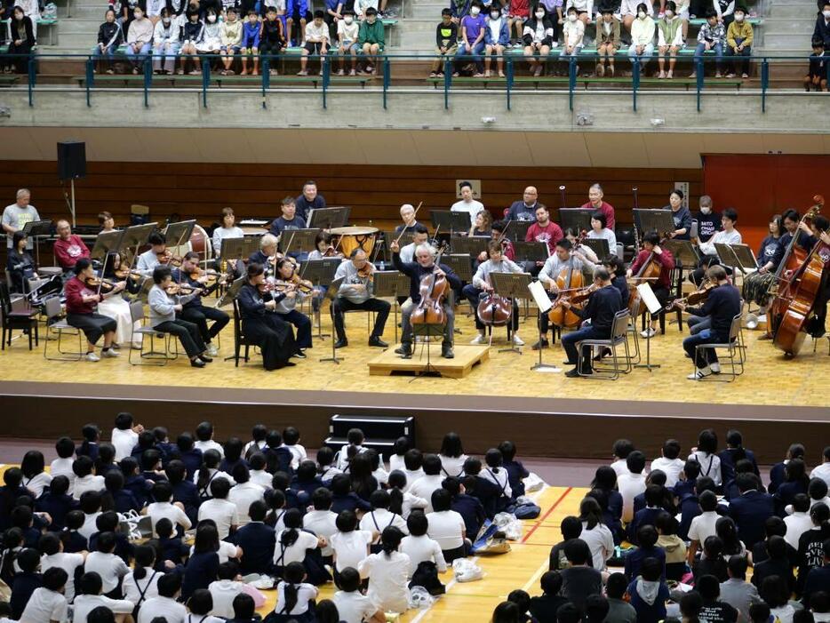 児童らを前に演奏を披露する水戸室内管弦楽団=水戸市水府町