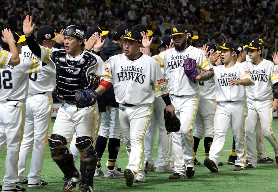 　日本シリーズ進出に王手し、タッチする山川（中央）らソフトバンクナイン（撮影・山口登）