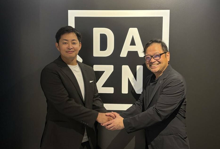 ジャパンウィンターリーグ・鷲崎 一誠代表（左）とDAZN Japanの笹本 裕CEO（右）【写真提供=ジャパンウィンターリーグ】