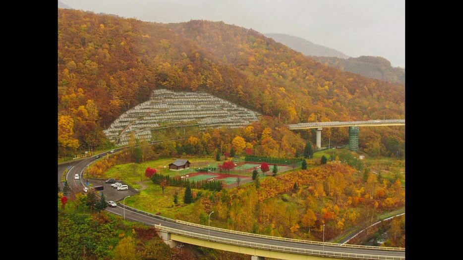 紅葉の中にループ橋