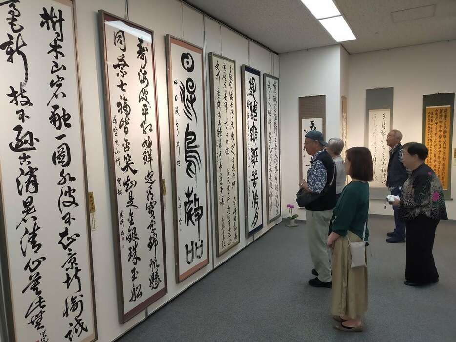 約100点の秀作が並んだ「第18回清舟書展」＝23日、川崎市