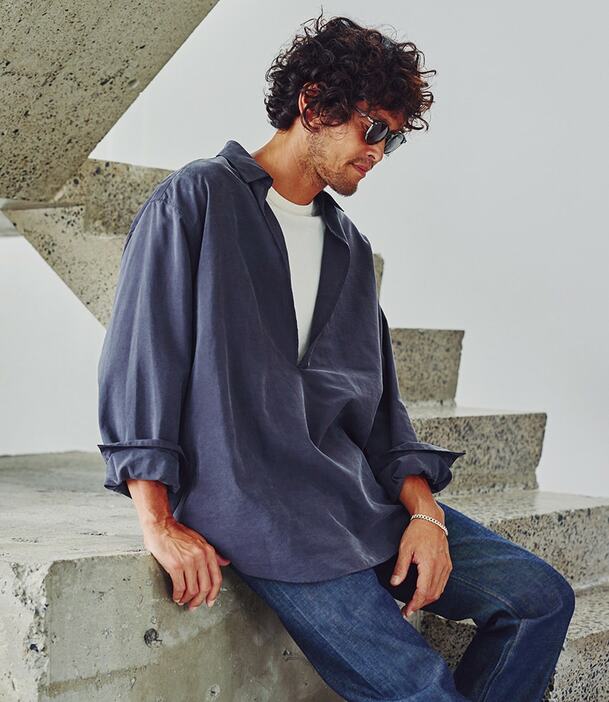 デニム3万800円／A.P.C.、シャツ4万8400円／シュタイン、Tシャツ2万5300円／ヌゥ ライフ イン シルク、サングラス3万9600円／ティービーディー アイウェア、ブレスレット3万5200円／ラムダ