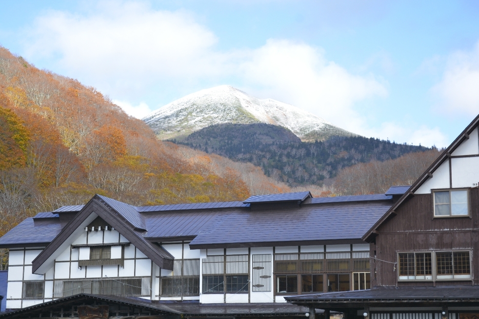 初冠雪を迎えた八甲田山系。大岳の山頂付近はうっすらと雪化粧した＝20日午後2時20分ごろ、青森市の酸ケ湯温泉