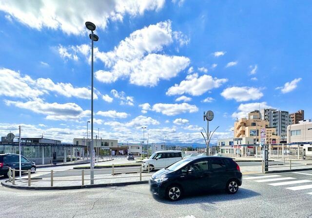 河岸段丘の傾斜のおかげで、隣の昭島駅と比べても、南口ロータリーはかなり開けた雰囲気