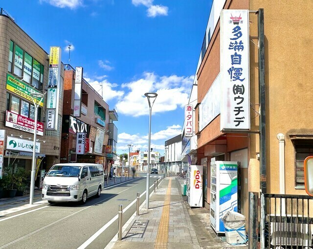 拝島駅南口を出てすぐの場所にも石川酒造を紹介する看板が