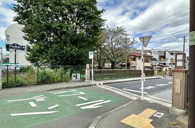 平和橋が作られた経緯は、橋のたもとにある石碑（写真中央の物）に説明が書かれています