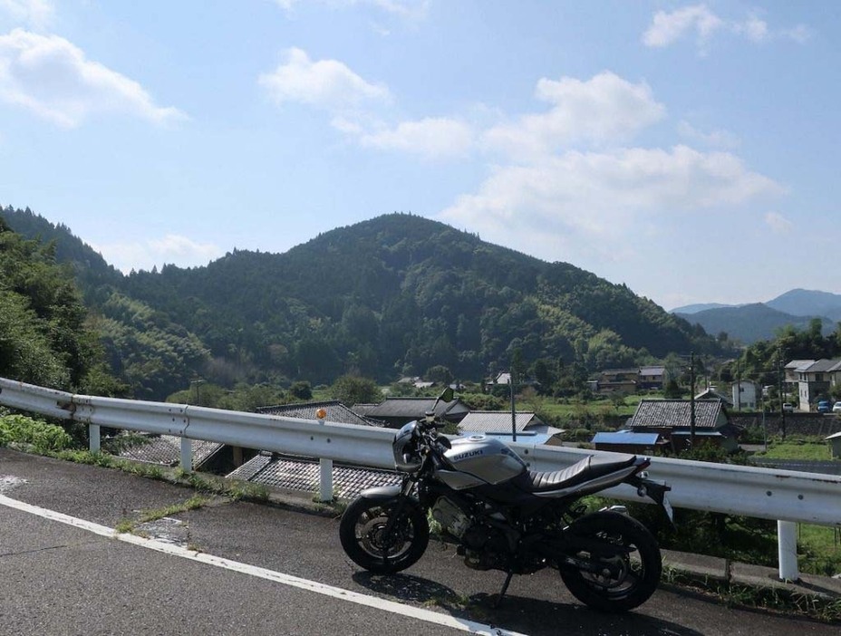 ここから小さな峠を越えて静岡市へ向かうのだけど、果たして道は荒れていないだろうかと心配になった。